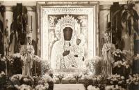 Replika Cudownego Obrazu w ołtarzu głównym kościoła parafialnego w Łapach. Maj 1936 rok. Fot. Aleksander Kreczko.
