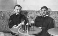 <p>Antoni Harasimiuk (z lewej) urodził się w 1916 roku. W mundurze lotniczym spędził osiem lat. Walczył w Polsce, we Francji, Anglii, Bliskim Wschodzie, Afryce oraz Italii. Służył w 1 pułku lotniczym w Lidzie. Walczył we Wrześniu 1939 roku. W 1940 roku zaczął służbę, jako strzelec pokładowy, w 301 dywizjonie w Anglii. W 1943 roku plutonowy Antoni Harasimiuk trafił do 318 dywizjonu, a wraz z nim na Bliski Wschód i Afryki. Potem dywizjon walczył na ziemi włoskiej. Stacjonował w Brindisi i Rzymie. Wojnę zakończył w stopniu sierżanta, a na mundurze miał siedem beretek odznaczeń bojowych. Do kraju wrócił w 1947 roku. Pracował w ZNTK w Łapach, w biurze technicznym, a także na stanowisku głównego mechanika oraz zastępcy szefa produkcji. Ppor. rez. Antoni Harasimiuk zmarł w 2012 roku. Fot. Italia. 1943 rok. Fot. NN. Z archiwum Antoniego Harasimiuka.</p>
