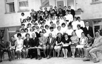Nauczyciele i maturzyści LO w Łapach. 1966 rok. Fot. NN. Zbiory własne
