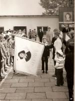 Uroczystość wręczenia szkole podstawowej nr 2 Łapach sztandaru. 27 maja 1973 roku. Fot. NN. Z kroniki szkoły podstawowej nr 2 w Łapach.