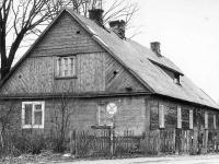 Drewniany dom w Łapach, w którym mieszkał Stanisław Łapiński Nilski. 1990 rok. Fot. Jerzy Barańczuk