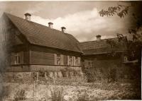 Plebania w Łapach. Widok od strony ogrodu. Ok. 1935 rok. Fot. Aleksander Kreczko. Zbiory rodzinne
