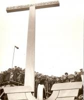 Uroczystość odsłonięcia krzyża przed bramą ZNTK w Łapach. Odbyła się 29 listopada 1981 roku. Fot. NN. Z albumu Ryszarda Francke