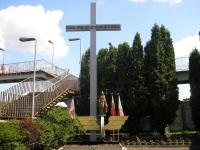 Krzyż przed bramą ZNTK w Łapach. W 1990 roku przy krzyżu stanęła figurka św. Katarzyny. Fot. MO. 2005 rok. Zbiory własne