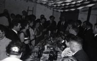  Toast przy stole- 1 ; *A toast at the table-1<br />Dofinansowano ze srodków Ministerstwa Kultury i Dziedzictwa Narodowego i Starostwa Powiatowego w Bialymstoku.<br />