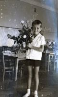  Chłopiec z różami- 1 ; *A boy holding the roses-1<br />Dofinansowano ze srodków Ministerstwa Kultury i Dziedzictwa Narodowego i Starostwa Powiatowego w Bialymstoku.<br />