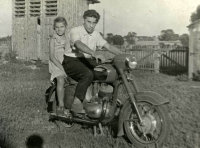  Rodzeństwo na motocyklu  ; *The siblings on a motorbike<br />Dofinansowano ze srodków Ministerstwa Kultury i Dziedzictwa Narodowego i Starostwa Powiatowego w Bialymstoku.<br />