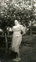  Dziewczyna w sadzie  ; *A girl in the orchard<br />Dofinansowano ze srodków Ministerstwa Kultury i Dziedzictwa Narodowego i Starostwa Powiatowego w Bialymstoku.<br />