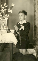 Pamiątka I Komunii- chłopiec  ; *A memento photograph of the boy's First Holy Communion<br />Dofinansowano ze srodków Ministerstwa Kultury i Dziedzictwa Narodowego i Starostwa Powiatowego w Bialymstoku.<br />