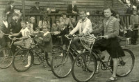  Cykliści na start  ; *The cyclists at the start<br />Dofinansowano ze srodków Ministerstwa Kultury i Dziedzictwa Narodowego i Starostwa Powiatowego w Bialymstoku.<br />
