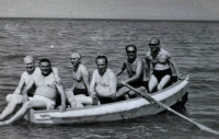  Sześciu w szalupie  ; *Six people on the lifeboat<br />Dofinansowano ze srodków Ministerstwa Kultury i Dziedzictwa Narodowego i Starostwa Powiatowego w Bialymstoku.<br />