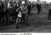 Święto kolejarza 1963- motocyklista nr 7 ** Railwayman Day 1963 - motorcyclist no. 7 - k035<br />Dofinansowano ze środków Ministra Kultury i Dziedzictwa Narodowego, Starostwa Powiatowego w Białymstoku, Urzędu Miejskiego w Łapach, Gminy Sokoły<br />