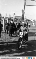 Święto kolejarza 1963- motocyklista nr 1 ** Railwayman Day 1963 - motorcyclist no. 1 - k045<br />Dofinansowano ze środków Ministra Kultury i Dziedzictwa Narodowego, Starostwa Powiatowego w Białymstoku, Urzędu Miejskiego w Łapach, Gminy Sokoły<br />