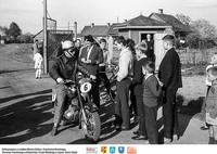 Święto kolejarza 1963- motocyklista nr 6 ** Railwayman Day 1963 - motorcyclist no. 6 - k046<br />Dofinansowano ze środków Ministra Kultury i Dziedzictwa Narodowego, Starostwa Powiatowego w Białymstoku, Urzędu Miejskiego w Łapach, Gminy Sokoły<br />