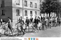 Idą cykliści ** Cyclists marching - k106<br />Dofinansowano ze środków Ministra Kultury i Dziedzictwa Narodowego, Starostwa Powiatowego w Białymstoku, Urzędu Miejskiego w Łapach, Gminy Sokoły<br />