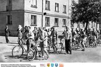 Nadal idą cykliści- 1 ** Cyclists still marching - 1 - k108<br />Dofinansowano ze środków Ministra Kultury i Dziedzictwa Narodowego, Starostwa Powiatowego w Białymstoku, Urzędu Miejskiego w Łapach, Gminy Sokoły<br />