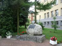 <p>10 listopada 1988 roku przed budynkiem szkoły został odsłonięty obelisk upamiętniający 70- lecie odzyskania Niepodległości przez Polskę. Fot. MO, 2013 rok</p>
