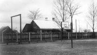 Boisko szkolne przy starym budynku liceum. Fot. NN. Ok. 1950. Zbiory własne