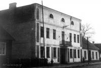<p>Budynek dawnej Kasy Stefczyka w Łapach- pierwsza siedziba Liceum Ogólnokształcącego. Fot. NN. Ok. 1950 rok. Zbiory własne</p>
