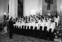 <p>Koncert chóru w kościele Pw. Świętego Krzyża w Łapach. Ok. 1995 rok. Fot. Marian Olechnowicz. Archiwum własne</p>
