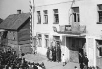 <p>Święto Oświaty- widok budynku szkoły. Maj 1945 roku. Fot. NN. Z kroniki LO w Łapach</p>
