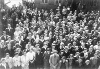 <p>Święto Oświaty- widok z balkonu szkoły. Maj 1945 roku. Fot. NN. Z albumu rodziny Suchodolskich z Łap</p>
