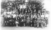  Maturzyści i nauczyciele. 1958 rok. Fot. NN. Zbiory własne