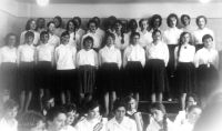 <p>Zakończenie roku szkolnego – występ chóru szkolnego. 1962 rok. Fot. NN. Z albumu prof. Fryderyka Nowickiego</p>
