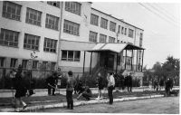  Porządkowanie placu przed szkołą. Sprząta klasa I B. 1972 rok. Fot. NN. Z kroniki LO
