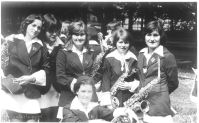  Dziewczęta z orkiestry LO. 1975 rok.  Fot. NN. Z albumu prof. Fryderyka Nowickiego