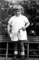   Dziecko z drewnianą zabawką. Ok. 1950 rok, Child with a wooden toy ca 1950