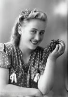   Dziewczyna z winogronami. 1945 rok, girl with grapes, 1945