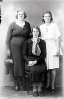 Trzy kobiety. Ok. 1943 rok *three women. Ca. 1943