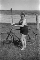 Kobieta z rowerem. Ok. 1955 rok *A woman with a bicycle. Ca. 1955