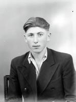 Kawaler w rozpiętej koszuli. Ok. 1945 rok
A bachelor in an undone shirt. Circa 1945.