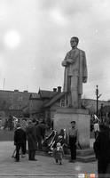 Warta ZHP przed pomnikiem;  *Polish Scouting and Guiding Association Warta in front of the monument  **93691<br />