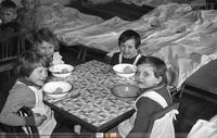 Cztery dziewczynki przy stoliku;  *Four girls at the table  **94333<br />