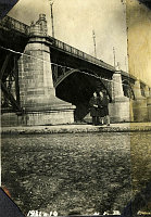  Przy moście w Warszawie  ; *By the bridge in Warsaw<br />Dofinansowano ze srodków Ministerstwa Kultury i Dziedzictwa Narodowego i Starostwa Powiatowego w Bialymstoku.<br />