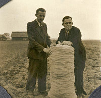  Wykopki ziemniaków  ; *The digging up potatoes<br />Dofinansowano ze srodków Ministerstwa Kultury i Dziedzictwa Narodowego i Starostwa Powiatowego w Bialymstoku.<br />