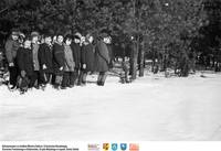 Dzieci brną w śniegu  **Children wading through snow - s007<br />Dofinansowano ze środków Ministra Kultury i Dziedzictwa Narodowego, Starostwa Powiatowego w Białymstoku, Urzędu Miejskiego w Łapach, Gminy Sokoły<br />