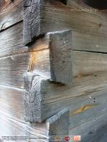  Starannie obrobione drewno przez wiejskiego cieślę tworzyło konstrukcję stabilną i trwałą. Żółtki<br />Zrealizowano przy wsparciu finansowym Urzędu Marszałkowskiego Województwa Podlaskiego w Białymstoku oraz Urzędu Miejskiego w Choroszczy 2016 r.<br />