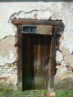  Niewielkie drzwi wiodą do kuchni.<br />Zrealizowano przy wsparciu finansowym Urzędu Marszałkowskiego Województwa Podlaskiego w Białymstoku oraz Urzędu Miejskiego w Choroszczy 2016 r.<br />