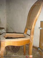  Secesyjne krzesło drewniane bez siedziska, z oparciem w postaci plecionki.<br />Zrealizowano przy wsparciu finansowym Urzędu Marszałkowskiego Województwa Podlaskiego w Białymstoku oraz Urzędu Miejskiego w Choroszczy 2016 r.<br />