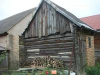 <p>Łapy Dębowina. Drewniana ściana boczna spichlerzyka w Płonce Kozły</p>
