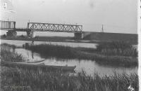 <p>Most kolejowy na rzece Narew koło Uhowa. Ok. 1935 rok. Fot. Władysław Piotrowski. Zbiory własne</p>
