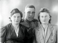 Dwie kobiety i sowiecki żołnierz. Ok. 1944 rok
Two women and a red Army senior sergeant. Circa 1944.