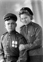 Sierżant Frontowiec i dziewczyna radiowoj. Ok. 1944 rok
A sergeant – forntman soldier and a ryadovoy (private) soldier girl. Circa 1944.
