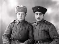  Czerwonoarmista z Kaukazu i radiowoj. Ok. 1944 rok, Red Army soldier from the Caucasus and a private ca 1944