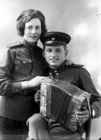  Czerwonoarmista z harmonią i koleżanką. 1944 rok , Red Army soldier with a girl and concertina, 1944