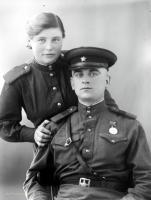   Podoficer Armii Czerwonej z koleżanką w mundurze. 1944 rok, Non-commissioned Red Army officer and a girl ca 1944